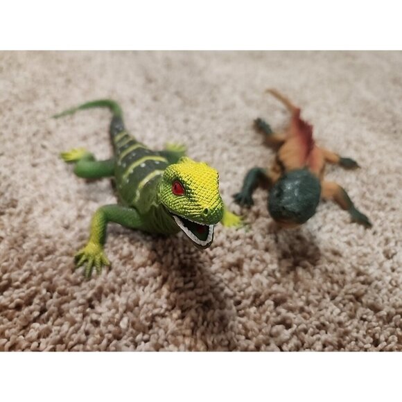 Lot Of 2 Plastic Lizard FIGURINES - Picture 1 of 9